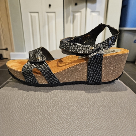ERIC MICHAEL SIZE 39 US 8.5/9 Nadia Black Cobra Print Piel Natural Wedge Sandal - Picture 6 of 14